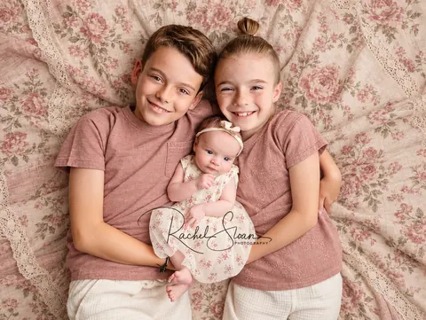 Siblings and newborn in dusty rose-9