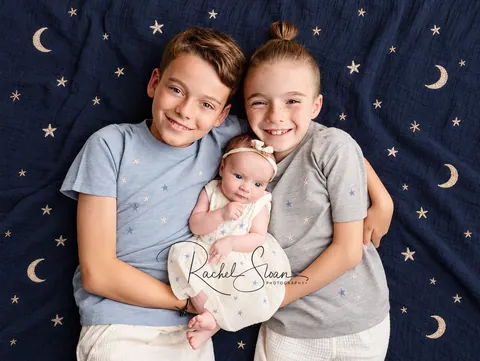 Siblings and newborn under stitched stars-7